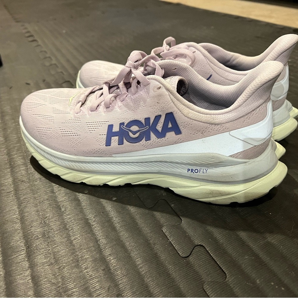 Hoka Womens Mach 4 Running Shoe Womens 8.5M in pale lavender/pink color OHIB EUC